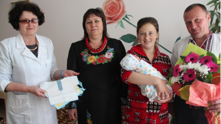 Перша вишиваночка для новонародженого громадянина України